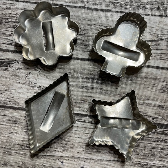 Set of 4 Vintage scallop edged ridges shape shortbread cookie cutters guc - Picture 4 of 4